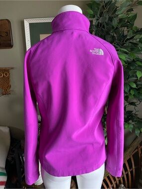 The North Face Women's Bright Fuchsia Softshell Jacket